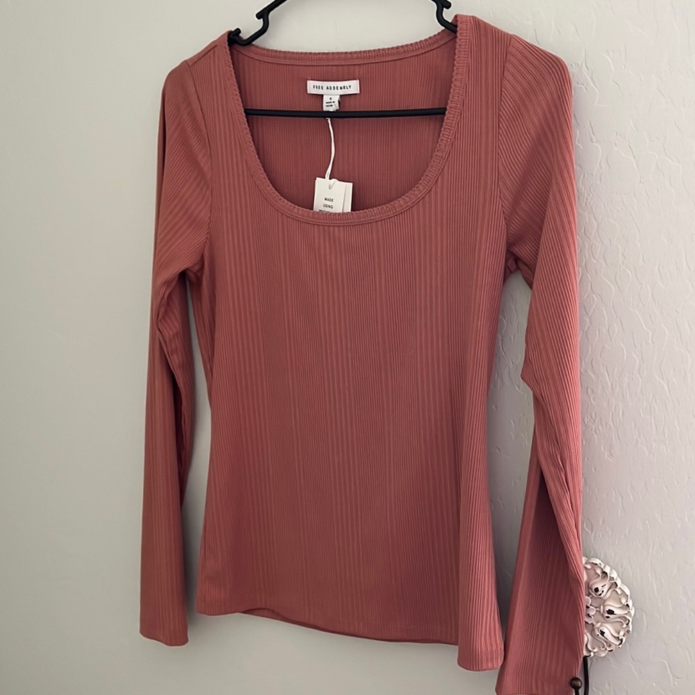 Free assembly scoop neck ribbed top